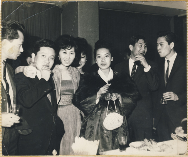 【서울=뉴시스】 '제2회 무궁화대상 시상식'에서 좌측 두번째부터 최희준, 한명숙. 가장 우측이 작곡가 이봉조. 2018.08.24. (사진 = 대중음악평론가 박성서 씨 제공)&nbsp;&nbsp;&nbsp; 