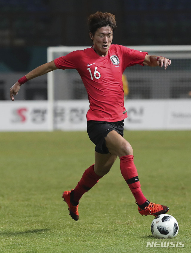 【자카르타(인도네시아)=뉴시스】최진석 기자 = 23일(현지시각) 오후 인도네시아 자와바랏주 브카시 치카랑 위봐와 묵티 스타디움에서 열린 '2018 자카르타·팔렘방 아시안게임' 축구 남자 16강 대한민국과 이란의 경기. 대한민국 황의조가 돌파를 하고 있다. (Canon EOS-1D X Mark Ⅱ EF200-400 f4.5-5.6 IS Ⅱ USM ISO 3200, 셔터 1/1000, 조리개 4.5) 2018.08.23. myjs@newsis.com
