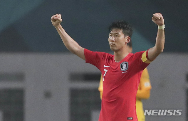 【자카르타(인도네시아)=뉴시스】최진석 기자 = 23일(현지시각) 오후 인도네시아 자와바랏주 브카시 치카랑 위봐와 묵티 스타디움에서 열린 '2018 자카르타·팔렘방 아시안게임' 축구 남자 16강 대한민국과 이란의 경기에서 2:0으로 승리를 거둔 대한민국 손흥민이 기뻐하고 있다. (Canon EOS-1D X Mark Ⅱ EF200-400 f4.5-5.6 IS Ⅱ USM ISO 3200, 셔터 1/1000, 조리개 4.5) 2018.08.23. myjs@newsis.com