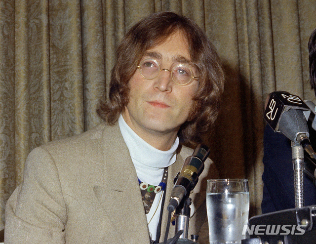 1971년 기자회견하는 존 레논의 사진. 그는 1980년 12월 8일 마크 데이비드 채프먼에게 총기로 살해당했다. 