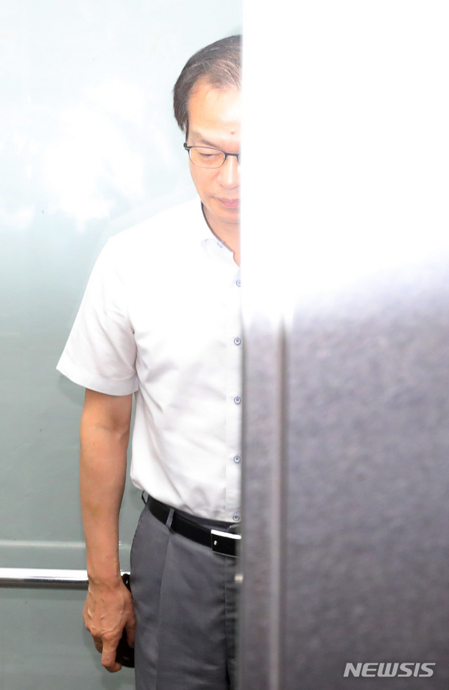 【서울=뉴시스】배훈식 기자 = 드루킹 특검 종료를 하루 앞둔 24일 오전 허익범 특별검사가 고개를 숙인 채 서울 서초구 특검 사무실로 출근하고 있다. 2018.08.24.&nbsp; dahora83@newsis.com