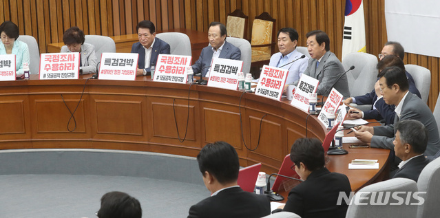 【서울=뉴시스】박영태 기자 = 24일 오전 서울 영등포구 여의도 국회에서 진행된 자유한국당 원내대책회의에서 김성태 원내대표가 발언하고 있다. 2018.08.24.since1999@newsis.com