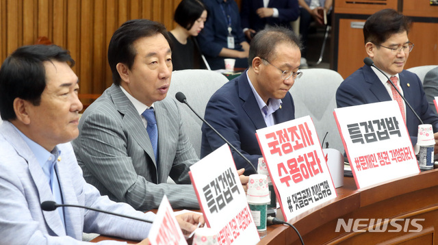 【서울=뉴시스】박영태 기자 = 24일 오전 서울 영등포구 여의도 국회에서 진행된 자유한국당 원내대책회의에서 김성태 원내대표가 발언하고 있다. 2018.08.24.since1999@newsis.com