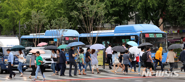 【서울=뉴시스】박주성 기자 = 제19호 태풍 '솔릭'이 내륙에 상륙한 뒤 세력이 크게 약화된 가운데 24일 오전 서울 광화문광장에 시민들이 가랑비에 우산을 쓰고 출근을 하고 있다. 2018.08.24. park7691@newsis.com