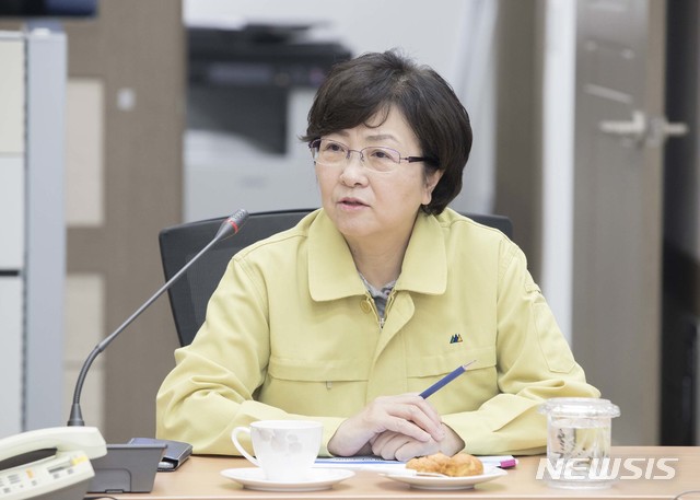 【서울=뉴시스】 김은경 환경부 장관이 24일 충남 공주 금강홍수통제소를 방문해 태풍 솔릭 대처상황을 점검하고 있다. 2018.08.24. (사진=환경부 제공) photo@newsis.com