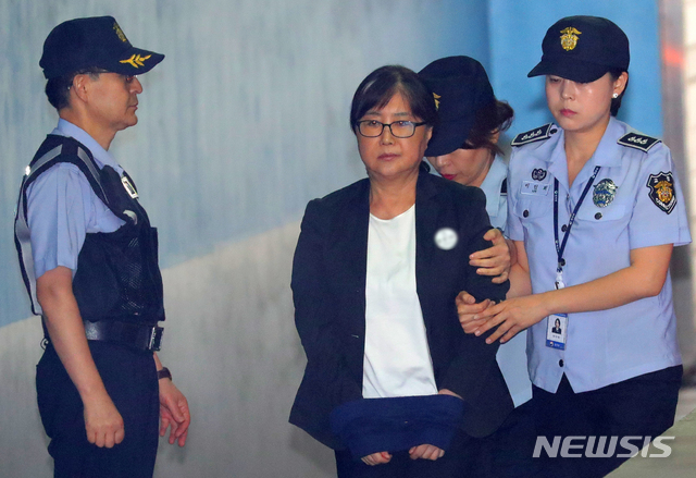 [서울=뉴시스]배훈식 기자 = 국정농단 당사자 최서원(개명 전 최순실)씨가 지난 2018년 8월24일 오전 서울 서초구 서울중앙지법에서 열린 항소심 선고 공판에 출석하고 있다. 2018.08.24. dahora83@newsis.com