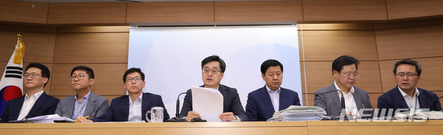 【세종=뉴시스】강종민 기자 = 김동연 부총리 겸 기획재정부 장관이 지난 24일 정부세종청사에서 2019년 예산안에 대해 설명하고 있다. 2018.08.28. ppkjm@newsis.com