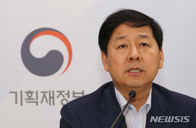 【세종=뉴시스】강종민 기자 = 구윤철 기획재정부 예산실장이 지난 24일 정부세종청사에서 2019년 예산안에 대해 브리핑 하고 있다. 2018.08.28. ppkjm@newsis.com