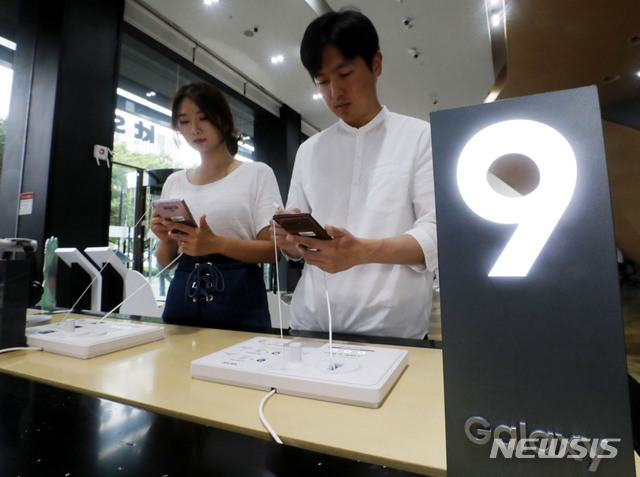 【서울=뉴시스】박주성 기자 = 삼성전자가 국내를 비롯해 미국과 캐나다, 인도 영국 프랑스 등 유럽 전역, 싱가포르 태국 등 동남아시아, 호주 등 50여 국가에서 갤럭시노트9을 출시한 가운데 24일 오후 서울 광화문 KT올레스퀘어를 찾은 고객들이 갤럭시노트9을 체험해보고 있다. 2018.08.24. park7691@newsis.com