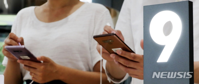 【서울=뉴시스】박주성 기자 = 삼성전자가 국내를 비롯해 미국과 캐나다, 인도 영국 프랑스 등 유럽 전역, 싱가포르 태국 등 동남아시아, 호주 등 50여 국가에서 갤럭시노트9을 출시한 가운데 24일 오후 서울 광화문 KT올레스퀘어를 찾은 고객들이 갤럭시노트9을 체험해보고 있다. 2018.08.24. park7691@newsis.com