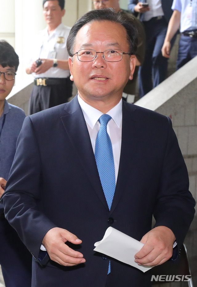 【서울=뉴시스】배훈식 기자 = 김부겸 행정안전부 장관이 24일 오후 서울 서초구 서울고등법원에서 열린 '긴급조치 9호 위반 사건' 재심에서 무죄를 선고 받은 뒤 법원을 나서고 있다. 2018.08.24.&nbsp; dahora83@newsis.com