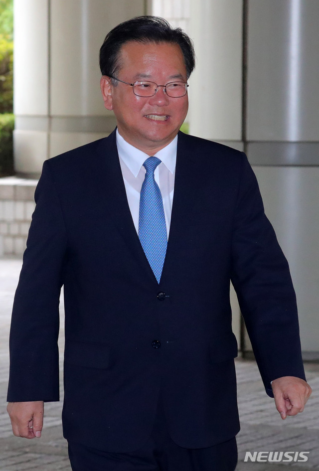 【서울=뉴시스】배훈식 기자 = 김부겸 행정안전부 장관이 24일 오후 서울 서초구 서울고등법원에서 열린 '긴급조치 9호 위반 사건' 재심에 밝은 표정으로 출석하고 있다. 2018.08.24.&nbsp; dahora83@newsis.com