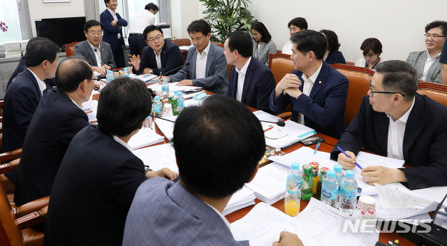 【서울=뉴시스】홍효식 기자 = 24일 오후 서울 여의도 국회 정무위원회 소회의실에서 정무위원회 법안심사제1소위원회가 진행되고 있다.&nbsp; 이날 소위는 은행법 일부개정법률안과 인터넷전문은행 설립 및 운영에 관한 특례법안, 기업구조조정 촉진법 일부개정법률안, 금융혁신지원 특별법안 등을 논의한다. 2018.08.24. yesphoto@newsis.com