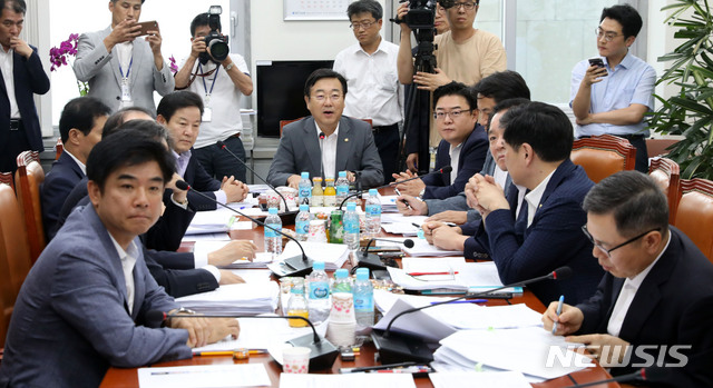 【서울=뉴시스】홍효식 기자 = 24일 오후 서울 여의도 국회 정무위원회 소회의실에서 김종석 소위원장이 정무위원회 법안심사제1소위원회를 주재하고 있다.&nbsp; 이날 소위는 은행법 일부개정법률안과 인터넷전문은행 설립 및 운영에 관한 특례법안, 기업구조조정 촉진법 일부개정법률안, 금융혁신지원 특별법안 등을 논의한다. 2018.08.24. yesphoto@newsis.com