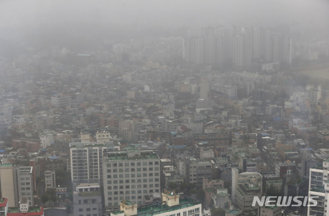 【서울=뉴시스】최동준 기자 = 정부의 강력한 부동산 규제책으로 서울 집값이 한동안 주춤했지만 최근 개발 호재에 대한 기대감이 커지면서 올들어 연속 8주 상승폭을 보이고 있다. 사진은 24일 서울 시내 주택가 모습. 2018.08.24.  photocdj@newsis.com