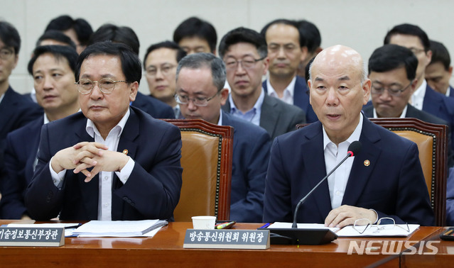 【서울=뉴시스】홍효식 기자 = 이효성 방송통신위원장이 24일 오후 서울 여의도 국회 본청 과학기술정보방송통신위원회 회의실에서 열린 전체회의에서 의원들의 질의에 답하고 있다. 왼쪽은 유영민 과학기술정보통신부 장관. 2018.08.24. yesphoto@newsis.com