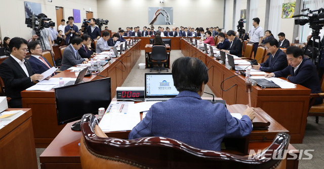 【서울=뉴시스】홍효식 기자 = 24일 오후 서울 여의도 국회 본청 과학기술정보방송통신위원회 회의실에서 열린 전체회의에서 노웅래 위원장이 의사봉을 두드리고 있다. 2018.08.24. yesphoto@newsis.com