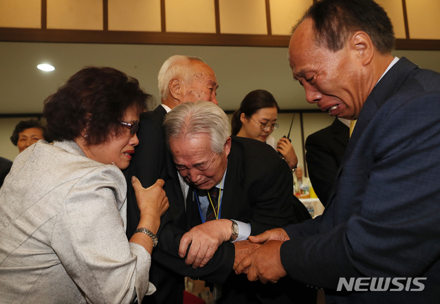 【금강산=뉴시스】뉴스통신취재단 = 제21차 이산가족 상봉행사 2회차 첫날인 24일 오후 금강산 이산가족면회소에서 열린 단체상봉에서 북측의 조덕용(88)이 남측의 동생 조상용(80)과 아들 조정기(67)를 만나 눈물을 흘리고 있다. 2018.08.24.&nbsp; photo@newsis.com 