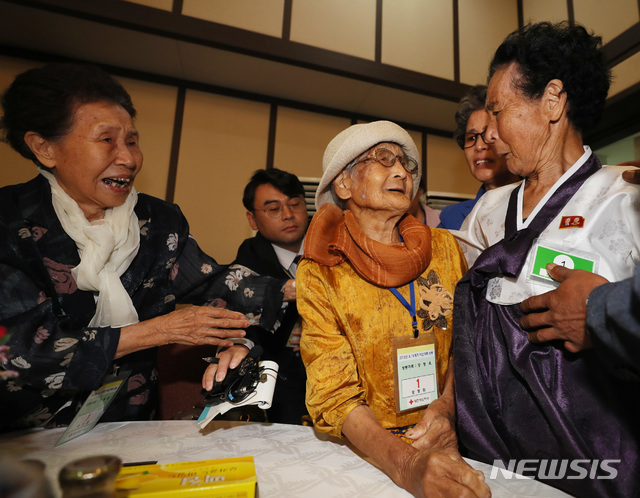 【금강산=뉴시스】뉴스통신취재단 = 제21차 이산가족 상봉행사 2회차 첫날인 24일 오후 금강산 이산가족면회소에서 열린 단체상봉에서 이번 상봉 최고령자인 남측 강정옥(100) 할머니가 북측의 동생 강정화(85)를 만나 포옹하고 있다. 2018.08.24.&nbsp; photo@newsis.com 