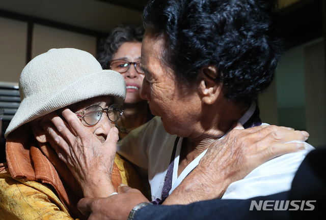 【금강산=뉴시스】뉴스통신취재단 = 제21차 이산가족 상봉행사 2회차 첫날인 24일 오후 금강산 이산가족면회소에서 열린 단체상봉에서 이번 상봉 최고령자인 남측 강정옥(100) 할머니가 북측의 동생 강정화(85)를 만나 포옹하고 있다. 2018.08.24.&nbsp; photo@newsis.com 