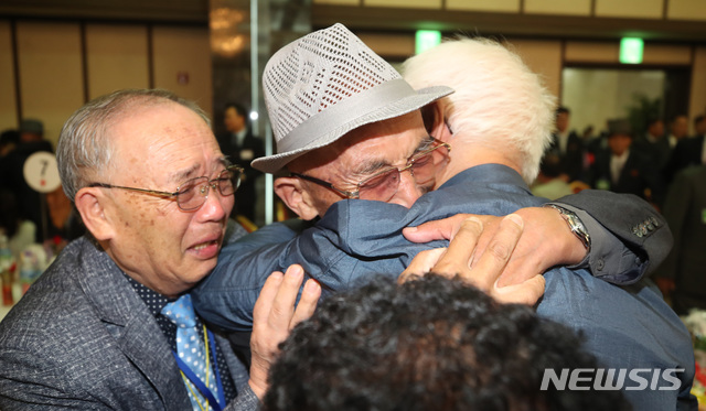 【금강산=뉴시스】김진아 기자 = 21차 이산가족 상봉행사 2회차 첫날인 24일 북한 금강산 이산가족면회소에서 북측 김인영(목원희) 할아버지와 남측 동생 목원구, 목원선 할아버지가 만나며 오열하고 있다. 2018.08.24.&nbsp; bluesoda@newsis.com 