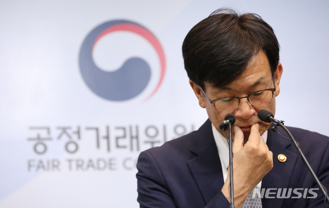 【세종=뉴시스】강종민 기자 = 김상조 공정거래위원장이 지난 24일 정부세종청사에서 변화하는 경제환경과 공정경제·혁신성장 등 시대적 요구를 반영한 '공정거래법 전부개정안'을 발표하며 고민스런 표정을 짓고 있다. 2018.08.26. ppkjm@newsis.com