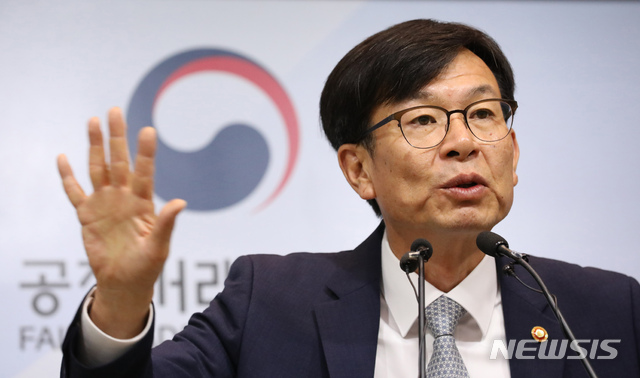 【세종=뉴시스】강종민 기자 = 김상조 공정거래위원장이 지난 24일 정부세종청사에서 변화하는 경제환경과 공정경제·혁신성장 등 시대적 요구를 반영한 '공정거래법 전부개정안'을 발표하고 있다. 2018.08.26.&nbsp; ppkjm@newsis.com