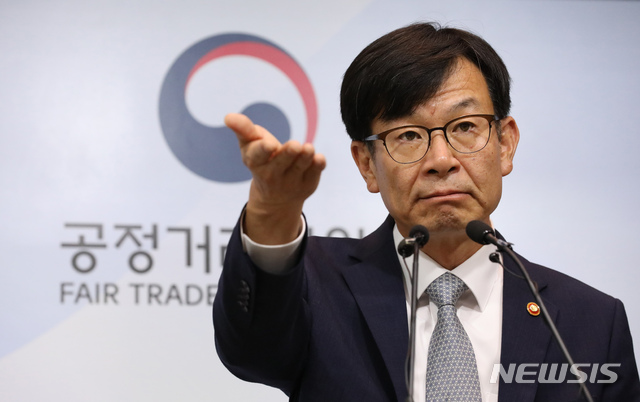 【세종=뉴시스】강종민 기자 = 김상조 공정거래위원장이 지난 24일 정부세종청사에서 변화하는 경제환경과 공정경제·혁신성장 등 시대적 요구를 반영한 '공정거래법 전부개정안'을 발표한 뒤 기자의 질문을 받고 있다. 2018.08.26. ppkjm@newsis.com