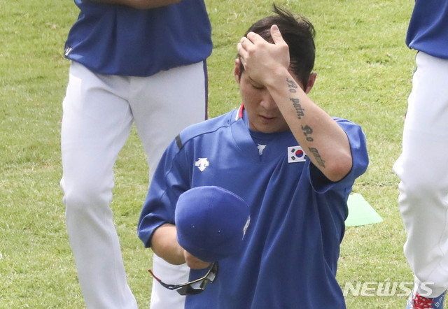 【자카르타(인도네시아)=뉴시스】최진석 기자 = 24일(현지시각) 오후 인도네시아 자카르타 라와망운 구장에서 열린 '2018 자카르타·팔렘방 아시안게임' 야구 대표팀 공식훈련에서 오지환이 땀을 닦고 있다. (Canon EOS-1D X Mark Ⅱ, EF100-400 f4.5-5.6 IS Ⅱ USM ISO 3200, 셔터 1/1600, 조리개 18) 2018.08.24. myjs@newsis.com