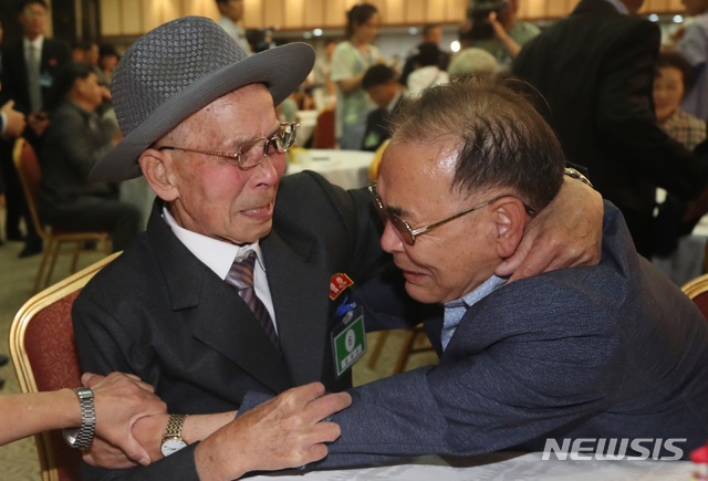 【금강산=뉴시스】 김진아 기자 = 21차 이산가족 상봉행사 2회차 첫날인 24일 북한 금강산 이산가족면회소에서 북측 김용수(84) 할아버지와 동생 김현수(김민수,77) 할아버지가 만나며 오열하고 있다. 2018.08.24.&nbsp; bluesoda@newsis.com