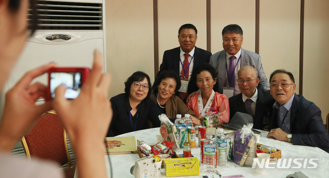 【금강산=뉴시스】 김진아 기자 = 21차 이산가족 상봉행사 2회차 첫날인 24일 북한 금강산 이산가족면회소에서 북측 김용수(84) 할아버지와 남측 동생 김현수(김민수·77)를 비롯한 가족들이 사진을 찍고 있다. 2018.08.24.&nbsp; bluesoda@newsis.com