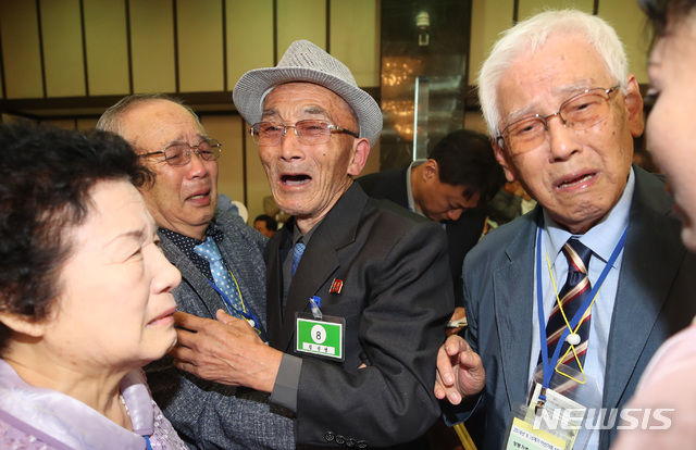 【금강산=뉴시스】 김진아 기자 = 21차 이산가족 상봉행사 2회차 첫날인 24일 북한 금강산 이산가족면회소에서 북측 김인영(목원희) 할아버지와 남측 동생 목원구, 목원선 할아버지가 만나며 오열하고 있다. 2018.08.24.&nbsp; bluesoda@newsis.com 