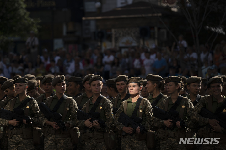[키예프=AP/뉴시스]우크라이나 여군들이 2018년 8월24일 수도 키예프에서 열리는 독립기념일 열병식 참가를 위해 모여있다. 2018.8.24.