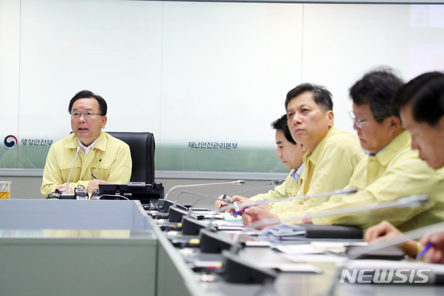 【서울=뉴시스】이영환 기자 = 김부겸 행정안전부 장관이 24일 오후 서울 종로구 중앙재난안전대책본부 서울상황센터에서 제19호 태풍 '솔릭' 피해상황 등을 점검하고 있다. 2018.08.24.(사진=행정안전부 제공)&nbsp; photo@newsis.com