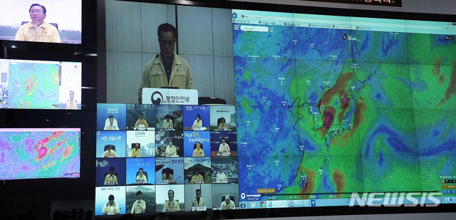 【서울=뉴시스】이영환 기자 = 김부겸 행정안전부 장관이 24일 오후 서울 종로구 중앙재난안전대책본부 서울상황센터에서 제19호 태풍 '솔릭' 피해상황 등을 점검하고 있다. 2018.08.24.(사진=행정안전부 제공)&nbsp; photo@newsis.com