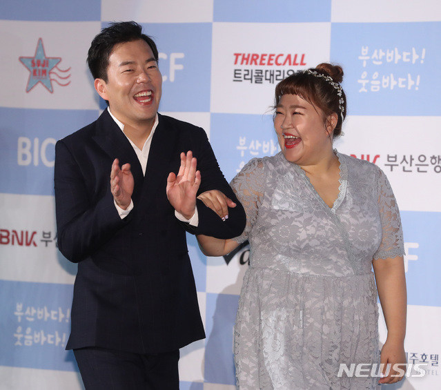 【부산=뉴시스】조수정 기자 = 24일 오후 부산 해운대구 우동 영화의 전당에서 열린 제 6회 ‘부산국제코미디페스티벌’개막식 블루카펫 행사에서 결혼을 앞둔 투깝쇼 홍윤화, 김민기가 포즈를 취하고 있다. 2018.08.24. chocrystal@newsis.com