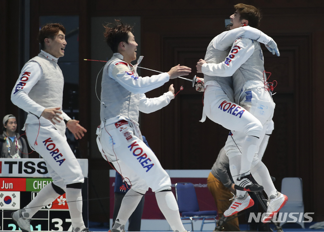【자카르타(인도네시아)=뉴시스】최진석 기자 = 24일 오후 인도네시아 자카르타컨벤션센터(JCC)에서 열린 '2018 자카르타·팔렘방 아시안게임' 펜싱 남자 플뢰레 단체 한국과 홍콩의 금메달 결정전에서 홍콩을 꺽으며 금메달을 차지한 한국 선수들이 기뻐하고 있다. 2018.08.24.&nbsp; myjs@newsis.com