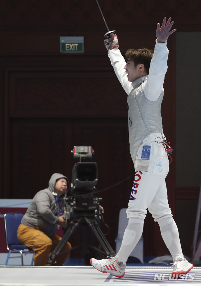 【자카르타(인도네시아)=뉴시스】최진석 기자 = 24일 오후 인도네시아 자카르타컨벤션센터(JCC)에서 열린 '2018 자카르타·팔렘방 아시안게임' 펜싱 남자 플뢰레 단체 한국과 홍콩의 금메달 결정전에서 홍콩을 꺽으며 금메달을 차지한 한국 허준이 기뻐하고 있다. 2018.08.24. myjs@newsis.com