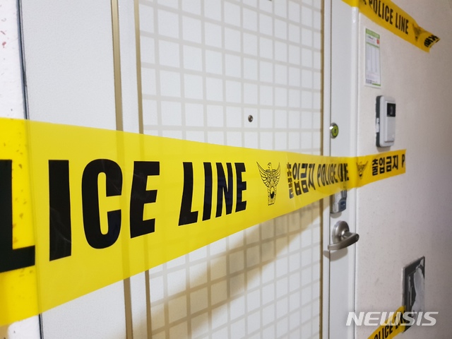【옥천=뉴시스】송휘헌 기자 = 25일 오후 1시47분께 충북 옥천군 한 아파트에서 A(39·여)씨와 그의 세 딸(10세, 9세, 8세)이 숨진 채 발견됐다. 몸에 자해를 한 채 발견된 A씨의 남편 B(42)씨는 인근 병원으로 옮겨져 치료를 받고 있다. 사진은 폴리스라인이 설치된 A씨의 집 현관문. 2018.08.25.&nbsp; hhsong@newsis.com&nbsp; 