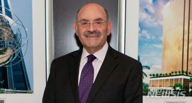 【서울=뉴시스】도널드 트럼프 미 대통령의 금고지기로 불리는 트럼프오거니제이션의 앨런 와이셀버그 최고재무책임자(CFO)가 면책을 이유로 트럼프 대통령에 대한 조사에 협조하고 있다고 미 언론들이 24일 보도했다. 트럼프 대통령의 측근들은 주변 인물들에게 충성심을 요구하는 트럼프 대통령이 이에 대한 분노를 폭발시킬 경우 어떤 행동을 보일 것인지 우려하고 있다. <사진 출처 : 야후 뉴스> 2018.8.25