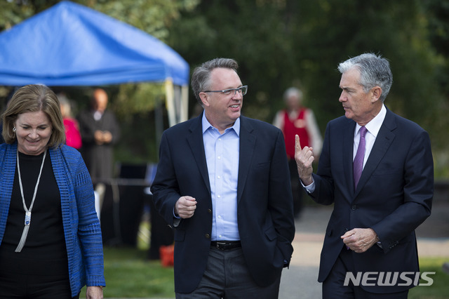 【잭슨=AP/뉴시스】지난해 8월24일(현지시간) 미국 와이오밍주 잭슨에서 열린 잭슨홀 미팅에 참석한 연방준비제도(Fed) 인사들의 모습. 왼쪽부터 에스더 조지 캔자스시티 연방준비은행(연은) 총재, 존 윌리엄스 뉴욕 연은 총재, 제롬 파월 연준 의장. 2019.08.23. 