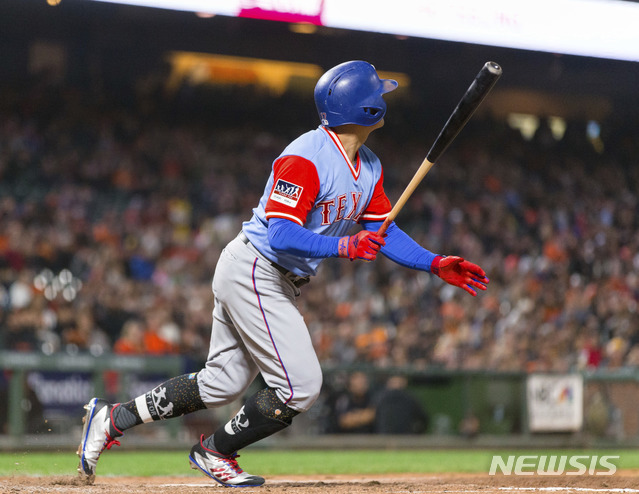 【샌프란시스코=AP/뉴시스】 텍사스 레인저스의 추신수가 25일(한국시간) 미국 캘리포니아주 샌프란시스코의 AT&T 파크에서 열린 2018 메이저리그(MLB) 샌프란시스코 자이언츠와의 경기에서 5회초 2타점 적시타를 때려내고 있다.