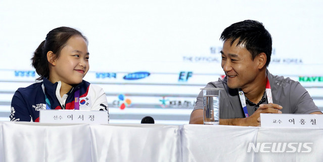 【자카르타(인도네시아)=뉴시스】추상철 기자 = 2018 자카르타-팔렘방 아시안게임 체조 메달리스트 기자회견이 열린 25일(현지시각) 오전 인도네시아 자카르타 코리아하우스에서 체조 금메달리스트 여서정이 아버지인 여홍철 교수와 마주보며 활짝 웃고&nbsp; 있다. 2018.08.25. scchoo@newsis.com