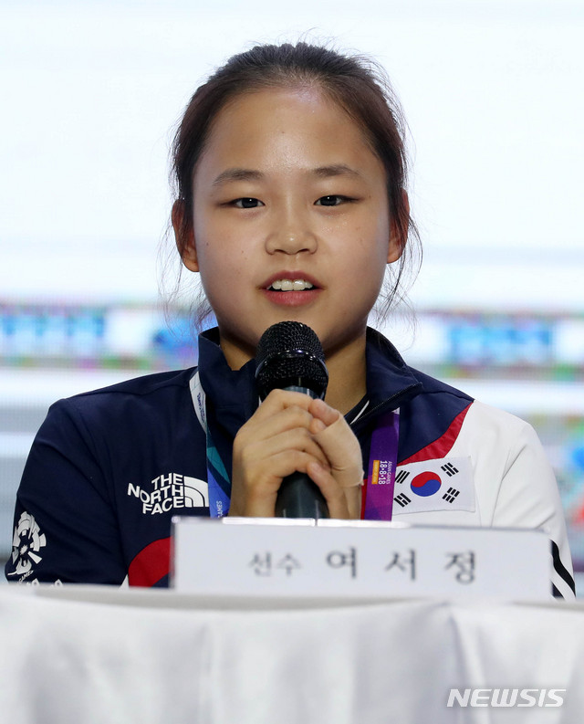 【자카르타(인도네시아)=뉴시스】추상철 기자 = 2018 자카르타-팔렘방 아시안게임 체조 메달리스트 기자회견이 열린 25일(현지시각) 오전 인도네시아 자카르타 코리아하우스에서 체조 금메달리스트 여서정이 소감을 밝히고 있다. 2018.08.25. scchoo@newsis.com