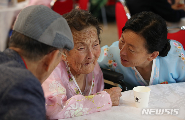 【금강산=뉴시스】김진아 기자 = 21차 이산가족 상봉행사 2회차 둘째날인 25일 오후 북한 금강산이산가족면회소에서 열린 단체상봉에서 북측 최성순(안길자?85) 할머니가 남측 동생 최성택(82) 할아버지 등 가족들과 눈물을 흘리고 있다. 2018.08.25.  bluesoda@newsis.com