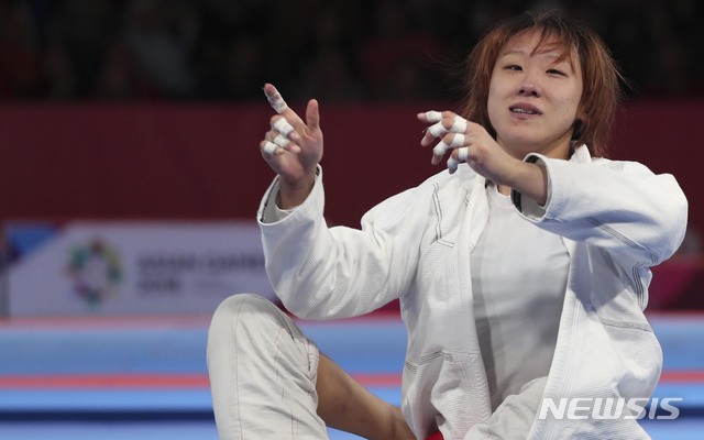 【자카르타(인도네시아)=뉴시스】최진석 기자 = 25일 오후 인도네시아 자카르타컨벤션센터(JCC)에서 열린 '2018 자카르타·팔렘방 아시안게임' 주짓수 여자 62kg 결승. 한국 성기라가 금메달을 차지한 뒤 기뻐하고 있다. 2018.08.25. myjs@newsis.com