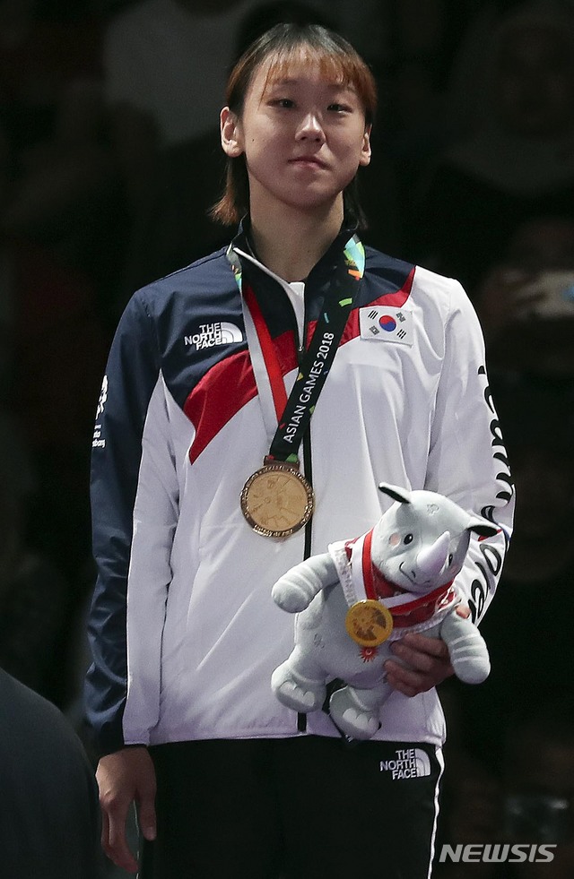 【자카르타(인도네시아)=뉴시스】최진석 기자 = 25일 오후 인도네시아 자카르타컨벤션센터(JCC)에서 열린 '2018 자카르타·팔렘방 아시안게임' 주짓수 여자 62kg급 시상식. 한국 성기라가 금메달을 목에 걸고 있다. 2018.08.25. myjs@newsis.com