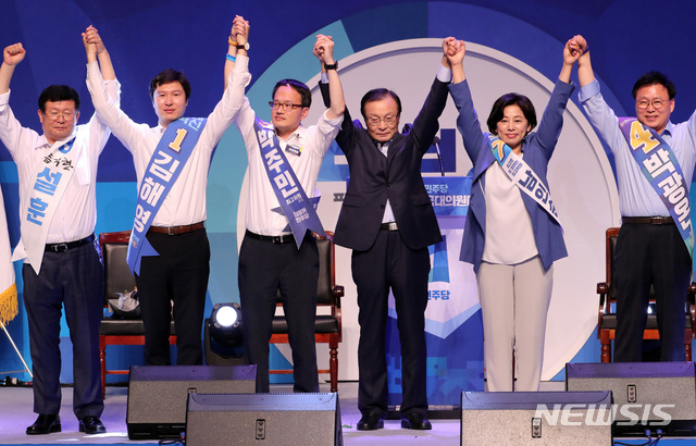 【서울=뉴시스】박영태 기자 = 25일 오후 서울 송파구 방이동 올림픽공원 체조경기장에서 진행된 더불어민주당 제3차 정기전국대의원대회에서 당 대표로 선출된 이해찬 후보와 최고위원에 선출된 의원들이 손을 들어 인사하고 있다. 왼쪽부터 설훈, 김해영, 박주민 최고위원, 이해찬 대표, 남인순, 박광온 최고위원. 2018.08.25.since1999@newsis.com