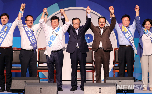 【서울=뉴시스】박영태 기자 = 25일 오후 서울 송파구 방이동 올림픽공원 체조경기장에서 진행된 더불어민주당 제3차 정기전국대의원대회에서 당 대표로 선출된 이해찬 대표가 홍영표 원내대표, 최고위원들과 손을 잡고 당원들에 인사하고 있다. 왼쪽부터 김해영, 박주민, 설훈 최고위원, 이해찬 대표, 홍영표 원내대표, 박광온, 남인순 최고위원. 2018.08.25.since1999@newsis.com