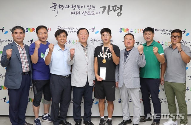 【가평=뉴시스】문영일 기자 = 경기 가평고 3학년에 재학중인 박주영(18)이 주니어사이클 세계대회에서 한국선수로는 처음으로 금메달을 획득했다. 사진은 김성기 군수(왼쪽 네번째)와 박주영 선수(왼쪽 다섯번째). 2018.08.26. (사진=가평군청 제공) photo@newsis.com